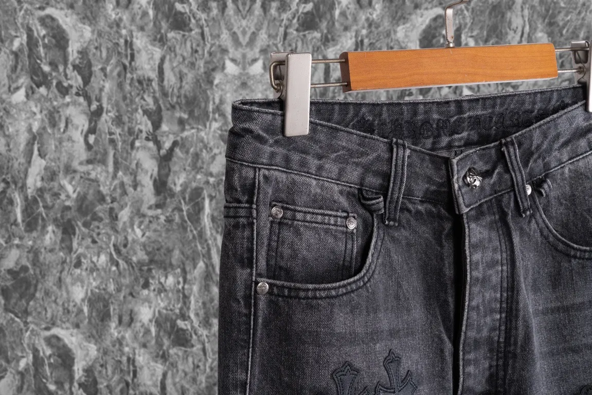 P260 Chrome Hearts Chrome Hearts city limited flame black and white leather jeans need to be washed after the finished product is disassembled and hand-made with sheepskin cross leather and then spliced ​​together. The whole piece has too many craftsmanship to describe. The cabinet price is 16W+, the patchwork is decorated with cross flowers, and the high-waisted washed jeans! ! Absolutely high-end luxury products, 8W+ level god-level single products, super popular products, made with top heavy industry, a magic weapon that cannot be missed. About Kroxin This is an extremely luxurious fashion brand, which can also be called the nobles of the high street. It has always been an exclusive brand for some hipsters or rich second generation. Compared with ordinary high streets, it is more luxurious and noble. Compared with luxury brands, it has a more fashionable personality and has always been a brand that I have a special liking for. Style number: 1566# Color: black Size: 28 30 32 34 36